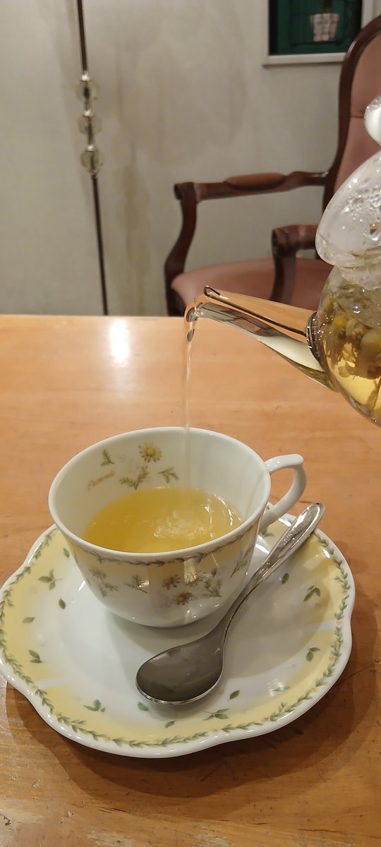 TriompheStaff's tweet photo. ツイキャス配信 有難うございます。重陽の節句なのでカモミールティーを飲みながらの雑談と、来年1/30、31に開催する第18回トリオンプ文化祭のエントリーシートについてお話させていただきました。提出は9/30まで!【しぃ】 https://t.co/XzjXU6BgDc