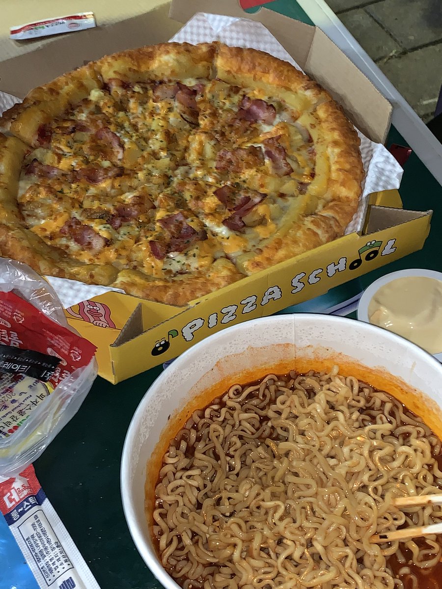 hnn_im's tweet photo. 피자스쿨 오지치즈포테이토 피자에 치즈크러스트 고구마무스 추가 그리고 1인1불닭 이 날씨에 한강에서 먹으면 걍 이곳이 극락이죠 https://t.co/C4Y5O5jKBk