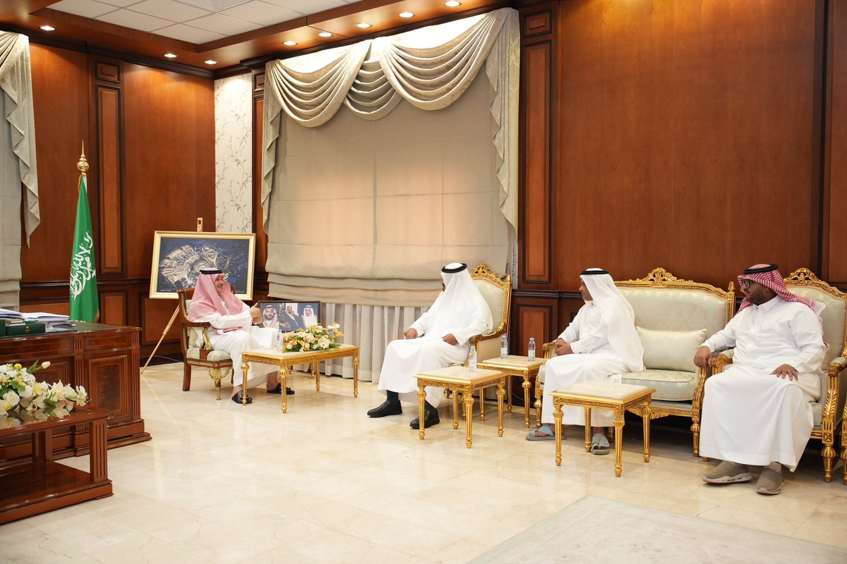PetroRabighCo's tweet photo. استقبل سعادة محافظ رابغ أ. خالد بن محمد بركة بن مبيريك الغانمي، الرئيس وكبير الإداريين التنفيذيين لبترورابغ المهندس حسن بن حمد اليامي. وناقش اللقاء تعزيز التعاون، ودعم المشاريع التنموية والمبادرات المحلية بما يتماشى مع رؤية المملكة 2030. https://t.co/GmdyJfAmSG