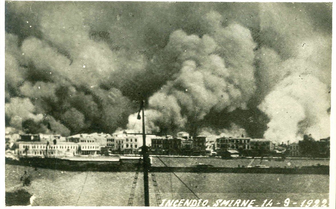 nickaizer1's tweet photo. 9 Σεπτεμβρίου 1922, η νύχτα που κάηκε η “νύφη του Αιγαίου”, τα κεμαλικά στρατεύματα εισήλθαν στη Σμύρνη…Οι Τούρκοι επιδίδονται σε βιαιότητες και σφαγές των χριστιανών αμάχων. ∆υνάμεις ατάκτων πυρπολούν την αρμένικη συνοικία και σύντομα η πυρκαγιά απλώνεται στην πόλη. Οι Έλληνες, προσπαθώντας να ξεφύγουν, συγκεντρώνονται στην προκυμαία περιμένοντας την απομάκρυνσή τους με πλοία…ματαίως αφού τα συμμαχικά πολεμικά πλοία που βρίσκονται στον κόλπο της Σμύρνης στέκονται απλοί θεατές στο εκτυλισσόμενο δράμα. Λίγες μέρες αργότερα, στις 13 Σεπτεμβρίου 1922, ξέσπασε η καταστροφική πυρκαγιά που αποτέφρωσε τις χριστιανικές συνοικίες (ελληνική και αρμενική), μετατρέποντας την πόλη σε ερείπια… 

“Όταν  μπήκαν τα τουρκικά στρατεύματα μέσα στη Σμύρνη και άρχισαν και σκοτώναν και λεηλατούσαν, στα Ταμπάχανα επαρουσιάσθη μια πυρκαγιά. Ετρεξαν οι αντλίες να την σβήσουν αλλά, δυστυχώς, αντί να τη σβήσουν την άναβαν περισσότερο· έριχναν πετρέλαια και βενζίνες…”- (“Η έξοδος”τόμ. Α΄, Κέντρο Μικρασιατικών Σπουδών, 2016, σ. 11-12)