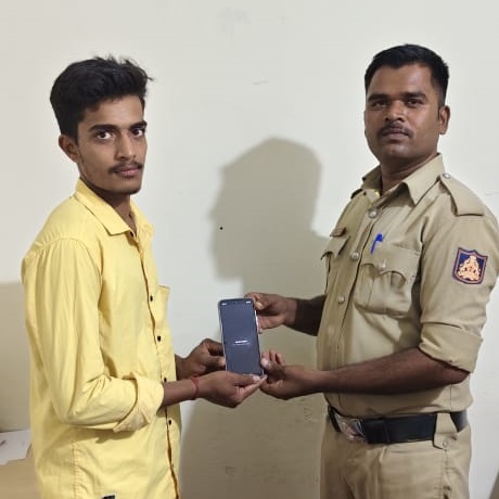 ckmpolice's tweet photo. ಕಳೆದುಹೋದ ಮೊಬೈಲ್ ಅನ್ನು CEIR ಪೋರ್ಟಲ್ ಮೂಲಕ ಪತ್ತೆಹಚ್ಚಿ, ಬೀರೂರು ಪೊಲೀಸ್ ಠಾಣೆಯಲ್ಲಿ ವಾರಸುದಾರರಿಗೆ ಹಸ್ತಾಂತರಿಸಲಾಯಿತು
ಮೊಬೈಲ್ ಕಳೆದುಹೋದರೆ ಆತಂಕ ಬೇಡ, ಹೀಗೆ ಮಾಡಿ:
1️⃣KSP ಆಪ್ನಲ್ಲಿ ದೂರು ನೀಡಿ
2️⃣https://t.co/cBwYcSNMGL ನಲ್ಲಿ ವಿವರ ದಾಖಲಿಸಿ ಬ್ಲಾಕ್ ಮಾಡಿ
#CEIRPortal #MobileRecovery #Birur https://t.co/KDfR2szwos