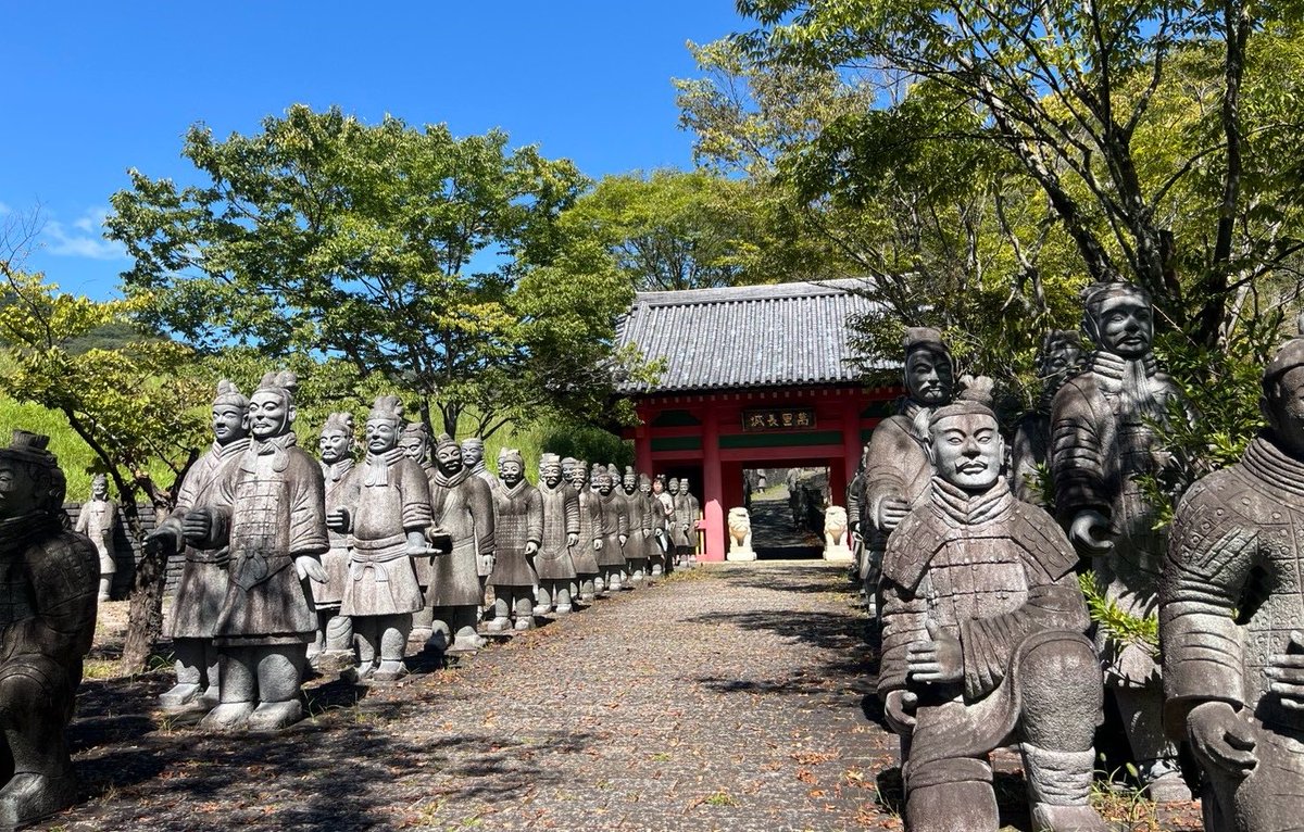 pometomofu's tweet photo. 石の人だらけで秘宝館なみの衝撃があった太陽公園。4枚目の奥の方の石こっち見てるのよ https://t.co/xGlqTJkxQ1