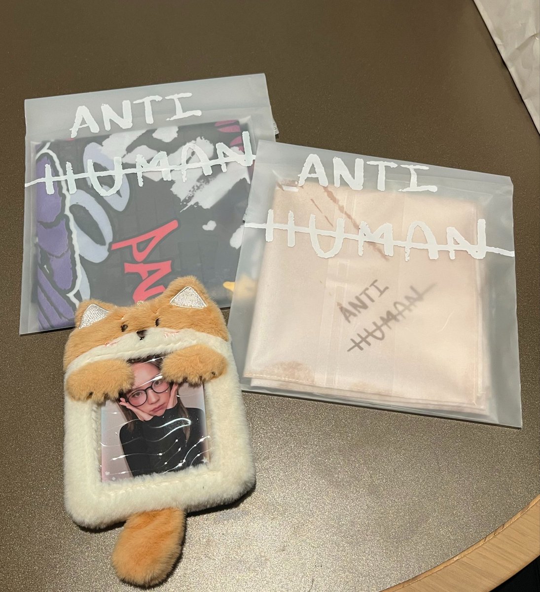 sananini_'s tweet photo. (สุ่มRT)แจกผ้าพันคอ Antihuman สีดำ 1 ท่านค่ะ~ คือตั้งใจอยากมอบให้ชาวเฮห้ะหรือคนที่รักแจนจิงจิงเหมือนกัน แล้วก็อยากซัพพอร์ตสิ่งที่คุณceoแจนเฮตั้งใจทำด้วย หวังว่าผู้ที่ได้รับไปจะมีความสุขมากๆนะคะ♡≽^•⩊•^≼
#JANHAE #Antihuman https://t.co/BO5A0KBlvb