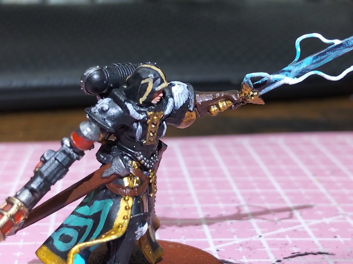 Kirjaniku's tweet photo. @SebastnyanaVT La túnica en la que está inspirada es la de Midna de Twilight Princess.

Y toda la orden que estoy pintando tiene el nombre de la Orden Twilight y no solo tiene las armaduras de la orden de Blood rose si no que están todas las órdenes en una (por qué me gustan todos los diseños). https://t.co/e4ZdOGJce1