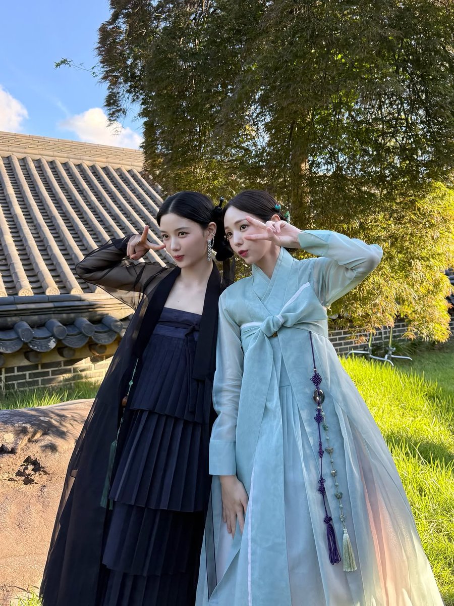kdramamiss's tweet photo. yoojung and chae soobin they are the cutest https://t.co/bocBxzyAig