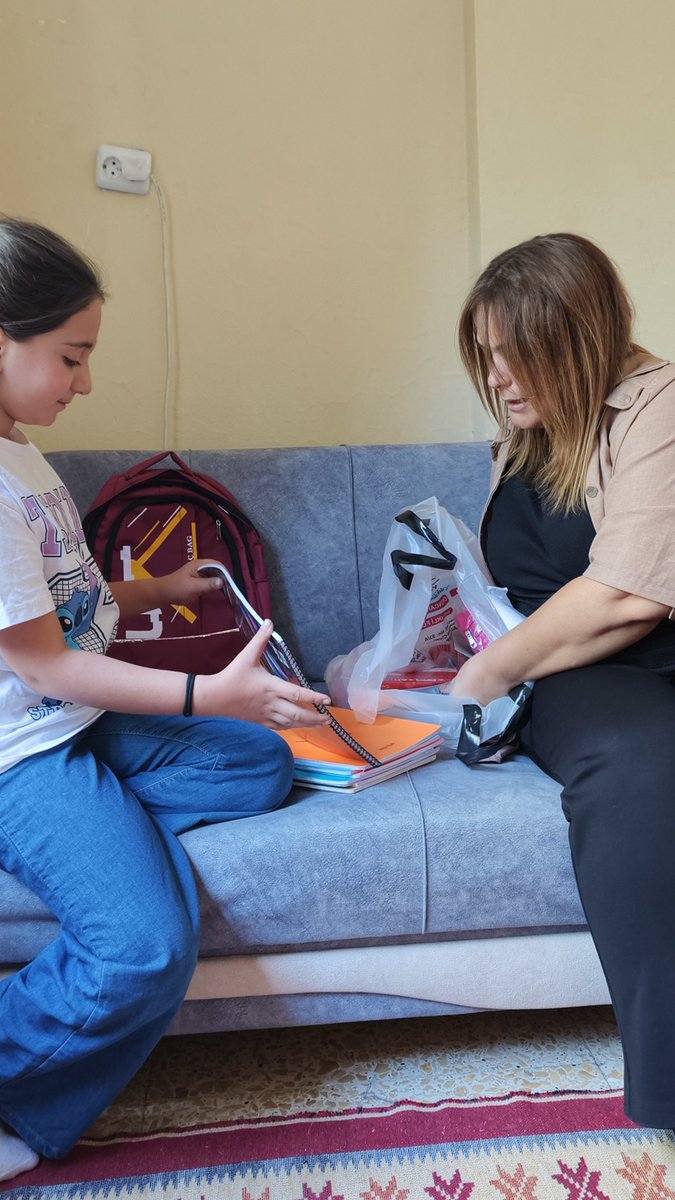 avyaseminkaraca's tweet photo. 📍 Değirmiçem Mahallesi

🎒 Okula Merhaba projemiz kapsamında, ihtiyaç sahibi ailelerimizin evlatlarının yeni eğitim yılına umut ve heyecanla başlamaları için çanta ve kırtasiye hediyelerimizi ulaştırdık.

Leyla Öztaş annemizi ve evlatları Nursima ile Çınar Ayaz’ı ziyaret ederek, onların okul heyecanına ortak olduk.

Bir çocuğun yüzündeki tebessüm, geleceğe bırakılan en güzel izdir. ❤️

Her çocuk eşit fırsatları hak eder.
Her çocuk güzel bir geleceği hak eder.

#OkulaMerhaba  #GönüllereDokunuyoruz #BirlikteGüçlüyüz

@tugbaisikercan 
@fmfedaioglu 
@FatmaSahin
@avdilanensari
@ismailguler027