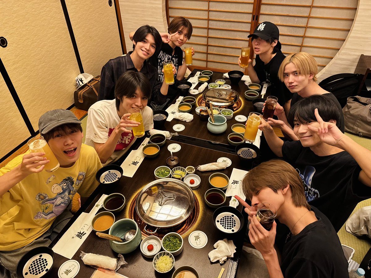 yogayo_official's tweet photo. 【#オフショット📸】

決起集会でした🤪✨
8人で一生懸命頑張ります🚩

真・世が世なら!!!
これからもよろしくお願いします!!! 

#真世が世 https://t.co/UUeAjMFOKE