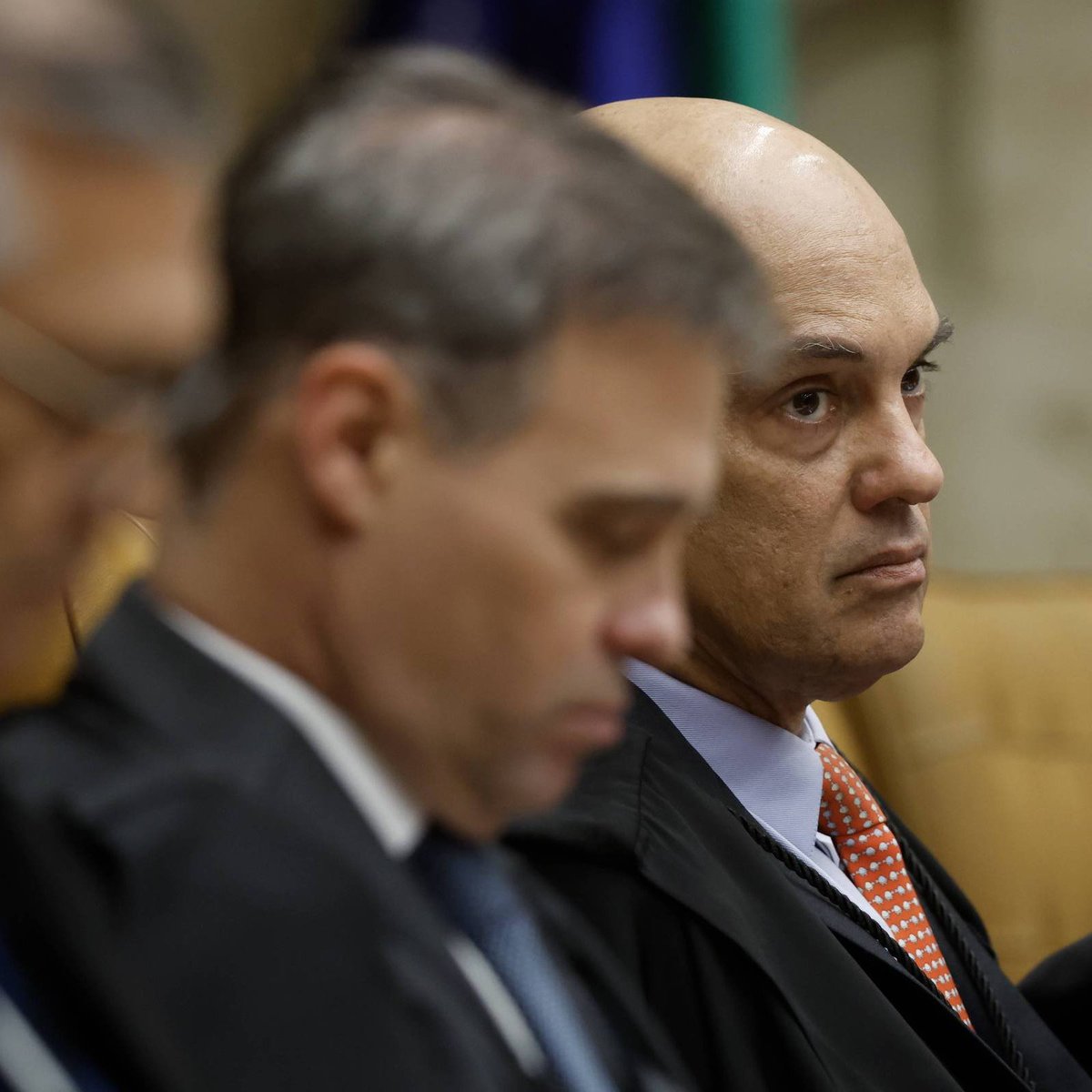 republiqueBRA's tweet photo. 😴 ⚖️ Assessores do presidente do STF, Edson Fachin, afirmam que ele pretende colocar ordem na crise na Corte, mas apenas no momento que considerar adequado. https://t.co/56fxO3aLyc