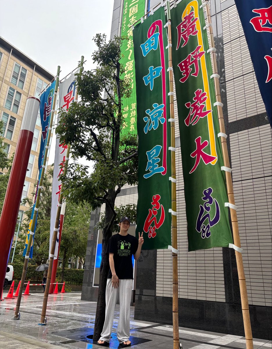 ryousei_tanaka's tweet photo. 剣劇「三國志演技～蜀漢」
9日目ありがとうございました！

明日でラストですね。
趙雲として生きれるのもあと2回。
この瞬間を噛み締めてあと2回
板の上に立とうと思います。

幟と撮りました。
この幟本当に嬉しいです。
裏向いてたので反転しました🥴
また明日。
以上ロングマンでした
#剣劇三國志 https://t.co/jOM4w1XVAM