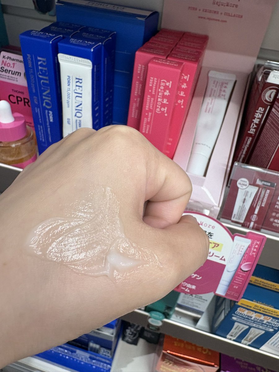 🌹韓国薬局専売の「リジュモアクリーム」🌹
江南ウェル薬局で受け取りました💊👍🏻

肌管理後って、いつものスキンケアが刺激に感じたり、好転反応でニキビができたりすごく乾燥が気になるんだけど、攻めた後の肌を、普段の肌コンディションへ戻していくための回復ケアにこのクリーム❤️‍🩹

私はこれを「レスキューPDRN」として、肌が不安定な時のケアに取り入れてます！

高保湿なのにベタつきにくく、肌への馴染みがすごく良いのが使いやすいポイント👍🏻

メイク前にも使いやすくて、ファンデーションや下地の邪魔をしないから、夜だけじゃなく日中の保湿ケアにも使える万能クリーム✨

PDRNをはじめ、セラミドNPやヒアルロン酸、スクワラン、ナイアシンアミド、CICA系成分などを配合で肌再生/修復にぴったり◎

PDRN系のクリームが続々と出てきてる中で成分も塗り心地もよかった最近のヒットクリームです♡

@rejumore_official

#韓国薬局
#PR #リジュモア #PDRNクリーム
