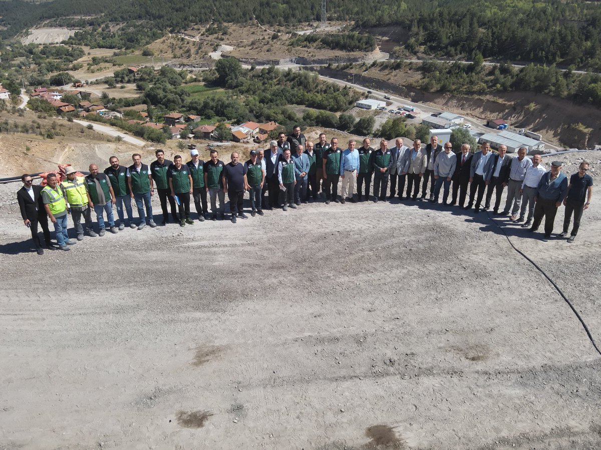mehmetakifbalta's tweet photo. 📍 Bolu’dayız…

💧 AK Parti Bolu Milletvekilimiz Sayın Yüksel Coşkunyürek ve beraberindeki heyet ile Bolu Gerede Dörtdivan projesi kapsamında yapılmakta olan Bolu Tekke Barajı gövdesindeki çalışmalarını DSİ heyetimizle beraber yerinde inceledik. 💧🏗️

🌾 Tamamlandığında 148 bin 350 dekar tarım arazisini sulayacak, yıllık 9,21 milyon m³ içme ve kullanma suyu sağlayacak bu önemli yatırımla; 💦 toprağımıza bereket, 🌱 üretimimize güç, 🇹🇷 ülkemize değer katacağız.

Ayrıca Dörtdivan Tekke Barajı şantiyesinde Muhtarımız ve yöre halkımızla bir araya gelerek istişarelerde bulunduk.

Ardından Yeniçağa Belediye Başkanımız Sayın Recayi Çağlar’ı ziyaret ederek ilçemizde yürütülen çalışmalar ve yatırımlar üzerine değerlendirmelerde bulunduk.

 Bugünkü saha ziyaretlerimizde bizlere eşlik eden kıymetli heyetimize, yöre halkına ve emeği geçen tüm çalışma arkadaşlarımıza teşekkür ediyorum.