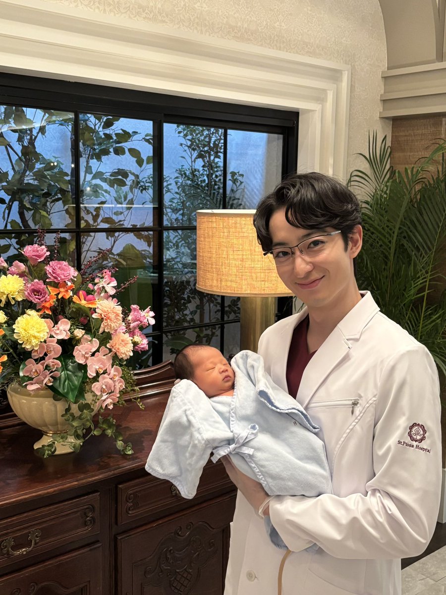 unpre_'s tweet photo. ご覧頂いた皆様、ありがとうございました。
素晴らしいチームと出会えたこと、共に駆け抜けられたことを心より喜び誇りに思います。
我が子とパシャり。永坂先生に撮ってもらいました〜。
また、お会いできますように。👶🏻
#ファーストクライ
#富永先生 https://t.co/Boe4F4nIbJ