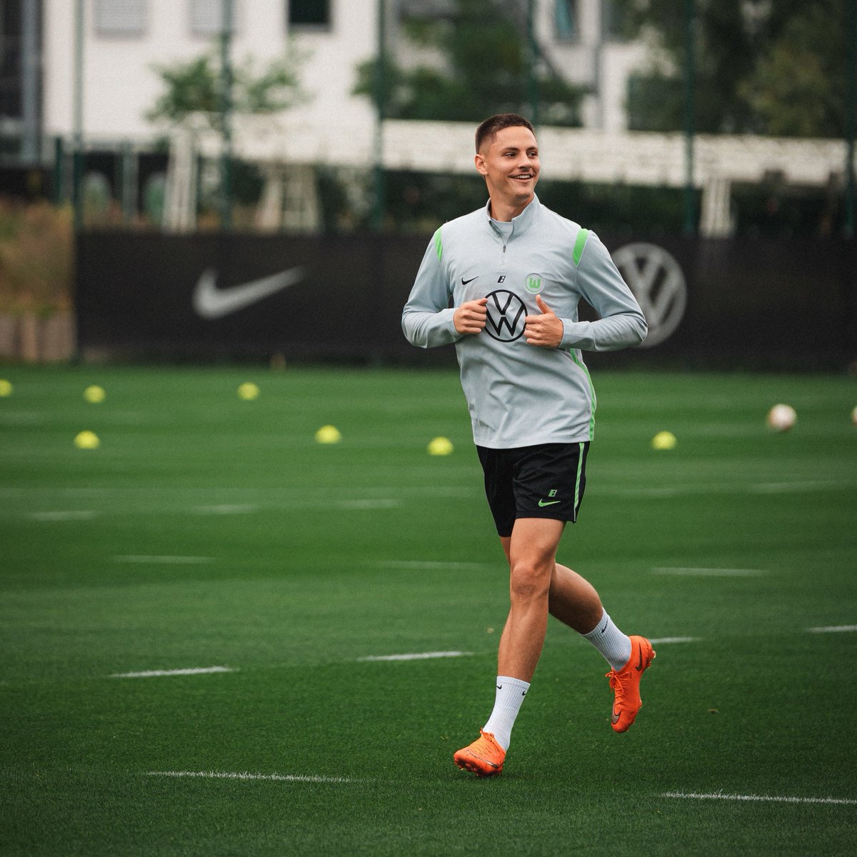 VfLWolfsburg_ES's tweet photo. ¡Miércoles de entrenamiento!
🐺💪
Los Lobos trabajan para el partido de la jornada 5 de 2. Bundesliga.
#VfLWolfsburg https://t.co/0rm9Qx29Kh