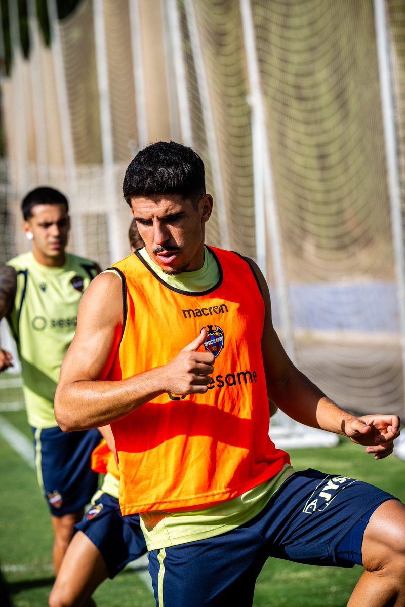 LevanteUD's tweet photo. 🎯 ¡Mañana de goles en Buñol!

#LevanteUDBarça https://t.co/WYk6nqVbrC