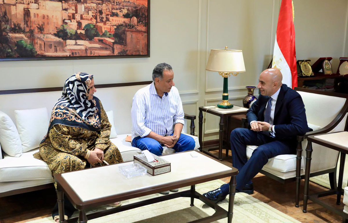 AlMasryAlYoum's tweet photo. وزير التربية والتعليم يكرّم مديري مدرستي برقطا الإعدادية والشهيد أحمد سمير تقديرًا لعطائهما وترسيخًا لقيمة المعلمين.. ويؤكد: «كرامة المعلمين ومديري المدارس خط أحمر» https://t.co/fGXkbnUleK