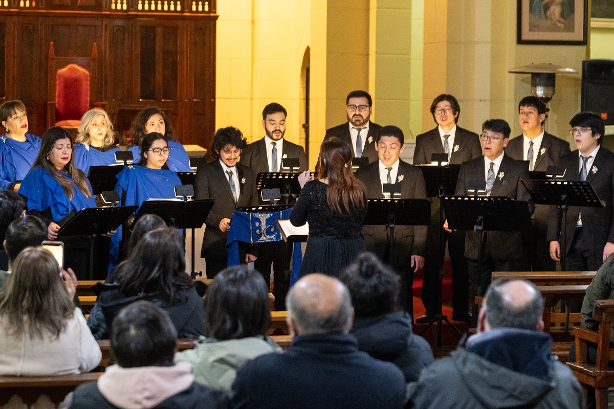 ubiobiochile's tweet photo. Coro de Cámara del Conservatorio Laurencia Contreras emocionó a los feligreses en la Iglesia de Piedra
https://t.co/C2M3vQgu3C https://t.co/6weCQ3E7ii