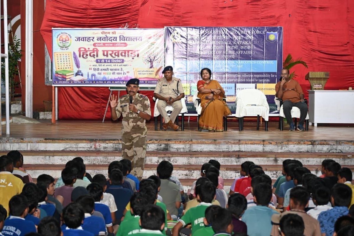 JNV_Cuttack's tweet photo. A special awareness programme organised by Centra Industrial Security Force,KRTC, Mundali,Kataka under the Nasha Mukt Bharat Abhiyaan-a nationwide movement towards building a safer, healthier and drug-free society.@#NVS_HQ https://t.co/hwv4XZEe4E