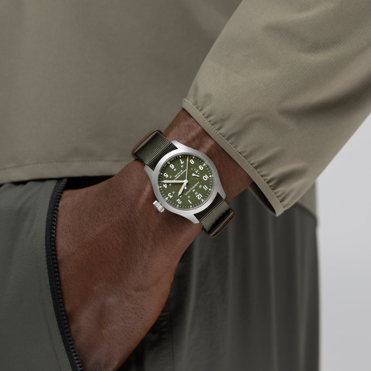 timemachineplus's tweet photo. Field watch, three rules from the trenches: legible at a glance, readable in the dark, survivable. Hamilton has kept them since the 1940s. Khaki Field Power Reserve 40mm, Ref. H69509960, $945.
https://t.co/4dyOlsSM7P
#Hamilton #fieldwatch #KhakiField https://t.co/Wuey8Doo7N