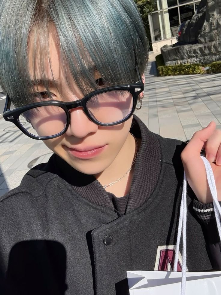 yuyusrua's tweet photo. speaking off yuma in glasses,, im an absolute SUCKER him in specs like i think i'll genuinely pass out . like ogufhfhgdjejeigofifjg 看看他。我死而无憾了。 https://t.co/l7OdKsnt1L