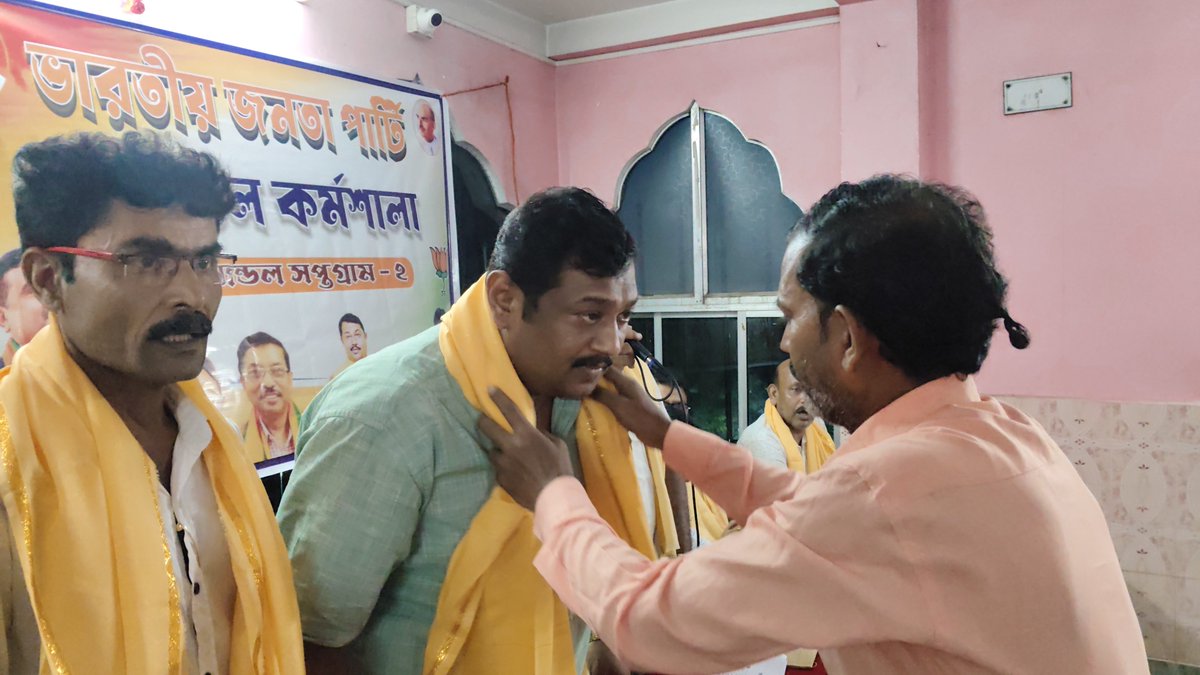 Swarajghosh80's tweet photo. মাননীয় প্রধ���নমন্ত্রী শ্রী নরেন্দ্র মোদীজির জনসেবা ও সমর্পণের ২৫ বছর পূর্তি উপলক্ষ্যে আয়োজিত ‘সেবা সংকল্প অভিযান’ এবং ভারতীয় জনতা পার্টির মণ্ডল–২ কর্মশালায় উপস্থিত থেকে দলীয় নেতৃত্ব ও কর্মীদের সঙ্গে সাংগঠনিক বিষয় নিয়ে গুরুত্বপূর্ণ আলোচনা করলাম। https://t.co/Yn5ghvPAdJ