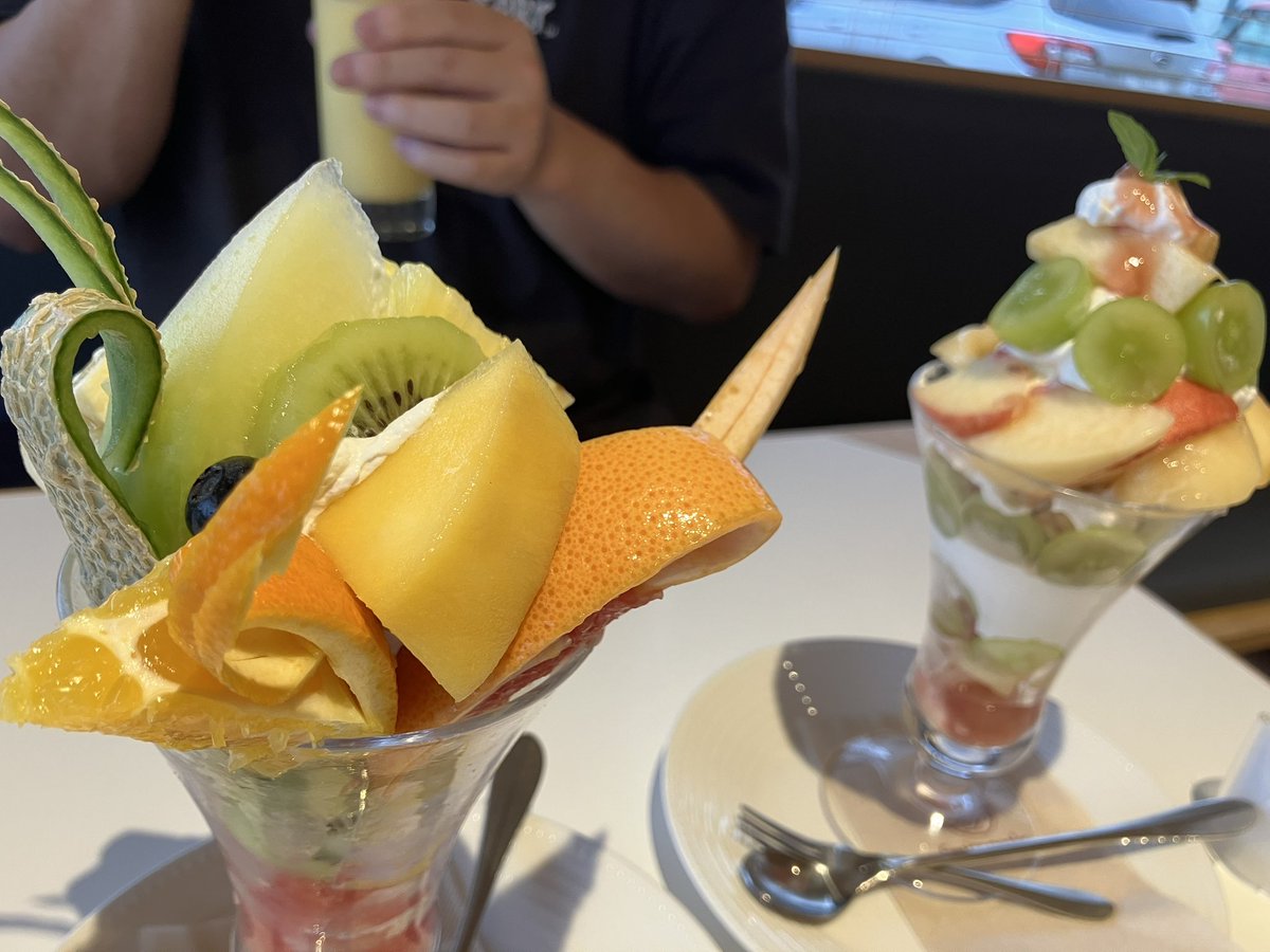 manyutin39's tweet photo. フルーツショップのパフェ食べてきた！
高いけどめちゃ美味い！！ https://t.co/QsvinlfRQP