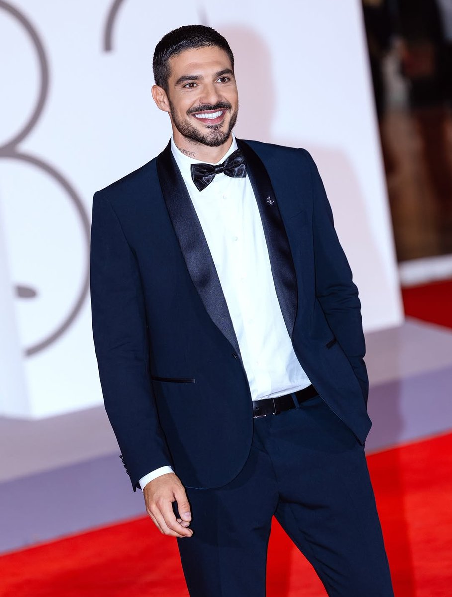 Betty150683's tweet photo. Mi sa che quel red carpet non si è ancora ripreso ✨🔥

#lorenzospolverato #Venezia83 https://t.co/0MW9zksGri