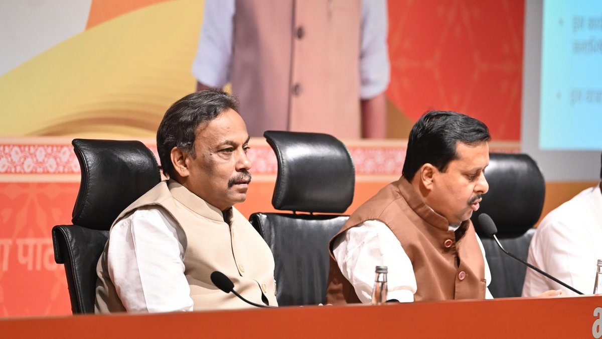 TawdeVinod's tweet photo. संकल्प से सिद्धि के 25 वर्ष!

एक सामान्य कार्यकर्ता के रूप में प्रारंभ हुई माननीय प्रधानमंत्री @narendramodi जी की सार्वजनिक जीवन की यात्रा 25 वर्षों की गौरवपूर्ण सेवा गाथा बन चुकी है।

मुख्यमंत्री से प्रधानमंत्री तक का यह सफर राष्ट्रसेवा, त्याग, तपस्या और समर्पण का अद्वितीय उदाहरण है। इसी गौरवपूर्ण अवसर पर 17 सितंबर से 17 अक्टूबर तक देशभर में 'सेवा संकल्प अभियान' आयोजित किया जाएगा। विभिन्न सेवा प्रकल्पों और कार्यक्रमों के माध्यम से भाजपा कार्यकर्ता जनकल्याण की भावना पूरे देश में पहुंचाएंगे और विकसित भारत 2047 के संकल्प को और मजबूत करेंगे।