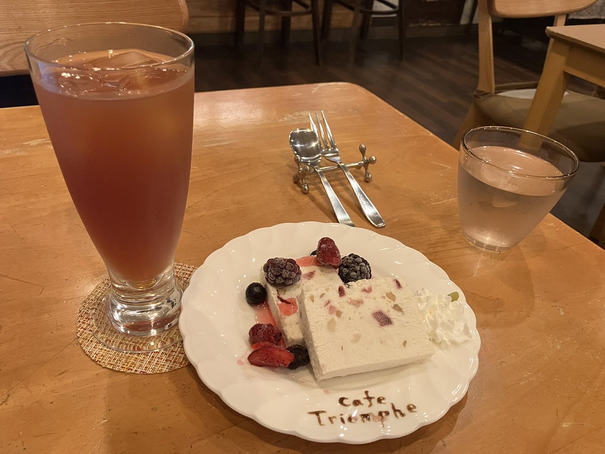fanofmaki's tweet photo. トリオンプのスイーツメニューの中だと
アイスチーズケーキが推しかもしれません
#アキバのお店 https://t.co/hk4QoMBl9F