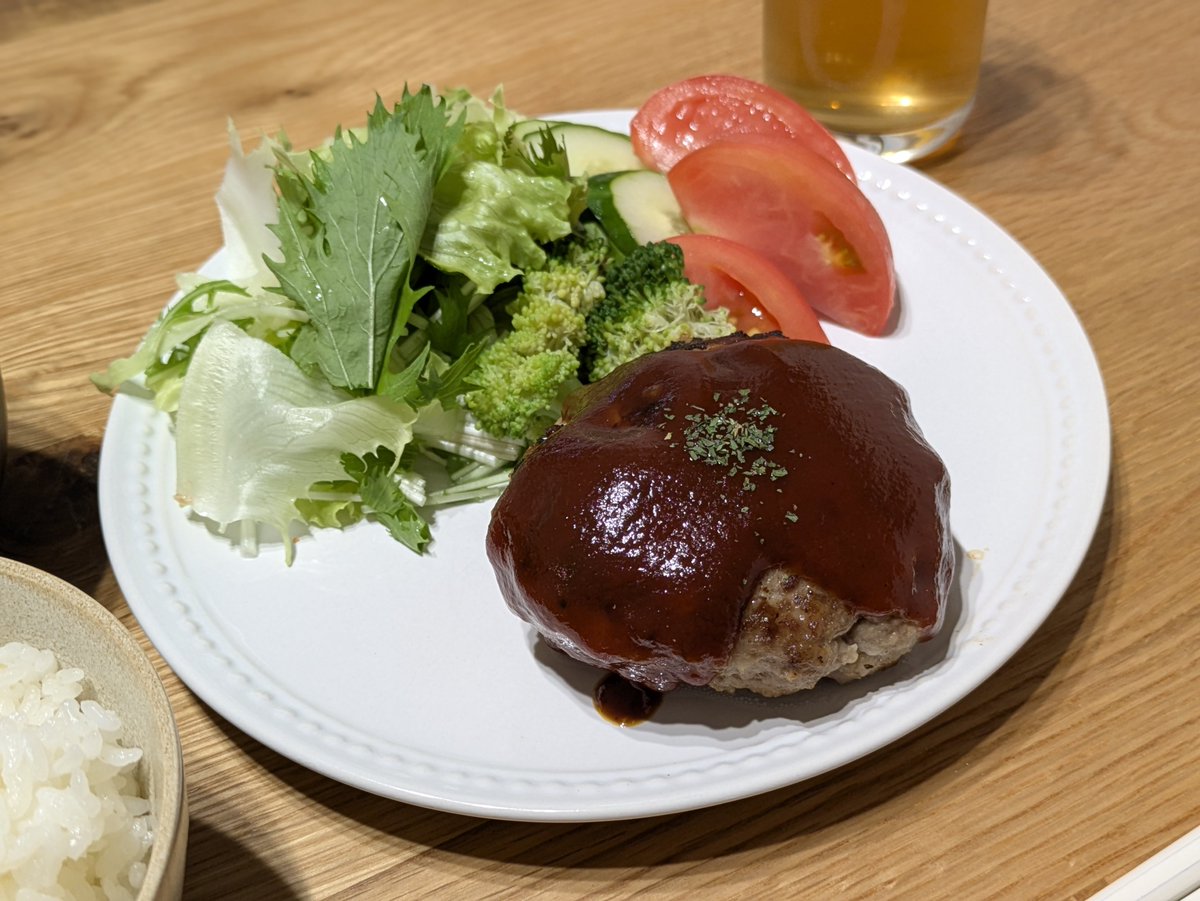 takahaccc's tweet photo. ハンバーグ、サラダ、かき玉汁

豆腐入りのハンバーグ！今日のは過去一美味しくできたかも！

#おうちごはん #料理 #晩ごはん #料理好きな人と繋がりたい  #お腹ペコリン部  #自炊記録  #ハンバーグ https://t.co/dSf77LRUqG
