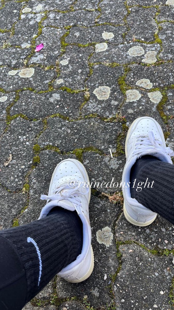 ruinedons1ght's tweet photo. Solange du nur hinter deinem verwixten Bildschirm hockst und meine Posts begaffst, wirst du niemals den göttlichen Geruch meiner Schuhe in deiner Sklaven Nase wahrnehmen  können. ����

Also worauf wartest du, Sklave?! DM schreiben, abdrücken, antreten und auf die Knie mit dir. 🤏💋 https://t.co/B55gk2Ku9A