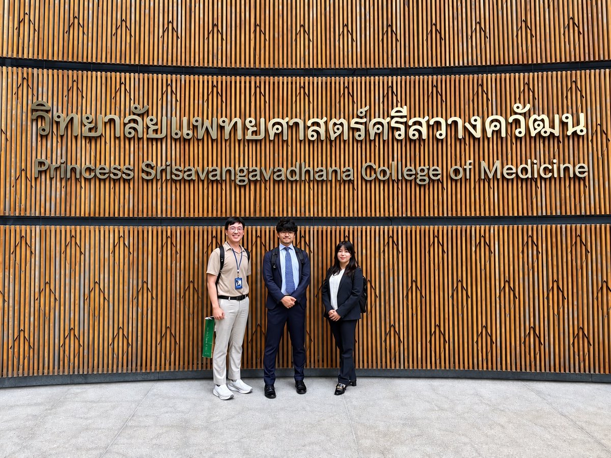 motohiro_'s tweet photo. タイ・バンコクの Princess Srisavangavadhana Faculty of Medicine, Chulabhorn Royal Academy にて、“Introduction to Health Data Science” の講義を担当しました（4年連続）。

今回は株式会社Canvasから2名で登壇し、私たちが日本全国で取り組んでいる健康経営、Health Data Science、そして社会課題を解決する事業モデルについて、学生の皆さんに紹介しました。

振り返ると、タイとのご縁が始まったのは約4年前。
King Mongkut’s University of Technology Thonburi（KMUTT）の Knowledge Exchange for Innovation Center（KX） のビジネスイベントで講演する機会をいただいたことが、一つの起点でした。

当時は一度の講演だったものが、その後も人と人とのつながりが続き、研究、教育、大学間交流へと少しずつ広がっていきました。

そのネットワークは、私が所属する 島根大学や、Asia Alliance Partner（AAP） を含む国際的な連携へと発展し、MoUの締結、さらに学生交流へとつながっています。

一つの講演から始まった関係が、数年後には大学と大学、学生と学生、そして地域と世界をつなぐ関係になっている。

こうした展開を見るたびに、事業も研究も教育も、最後は「人とのつながり」が次の機会をつくるのだと感じます。

そしてCanvasも、これから次のフェーズに入ります。
来年度以降、組織を大幅に拡大するとともに、日本国内だけではなく、アジアを中心としたさまざまな国・地域との教育、研究、人材交流、そしてビジネス展開を本格化していく予定です。

Canvasがこれまで日本各地で蓄積してきた、
Healthcare × Data × Business × Research の知見を、国境を越えて社会実装していきたいと思います。

地方から生まれた会社でも、世界と直接つながり、世界の社会課題にアプローチできる。

4年前には想像していなかった景色が、少しずつ現実になってきました。

島根から全国へ。
そして、日本から世界へ。

関係いただいている皆さまに感謝しながら、Canvasという会社そのものを、日本の地域企業から、アジアのヘルスケア課題を解決するプラットフォームへ進化させていきます。