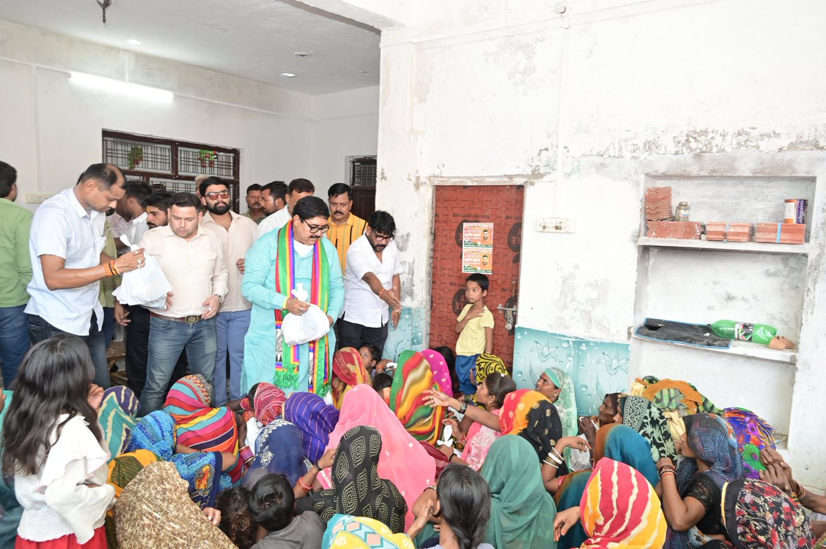 arvindmlc's tweet photo. पार्ट-2

#166_भगवंतनगर_विधानसभा 

आज जनपद #उन्नाव आगमन पर #भगवंतनगर_विधानसभा के अंतर्गत  #पोरई_बीघापुर में प्रधान #श्री_सुरेंद्र_सिंह_दीपू_जी एवं #श्री_राघवेंद्र_सिंह_जी के आवास पर एकत्रित सम्मानित #जनमानसगढ़ से मुलाकात कर आवश्यकता अनुरूप बाढ़ पीड़ितों में #राहत_सामग्री वितरित की गई।

प्रशासन के आला अधिकारियों से बात कर आश्वासन दिलाया कि प्रशासन भी अपने स्तर से समुचित सहायता जल्द से जल्द प्रदान करेगा। 

#BJP4IND #NarendraModi 
#RSSorg #nitinnabin  
#amitshahofficial 
#RajnathSingh #BLSantosh #BJP4UP #YogiAdityanath #BrajashPathak #Dharampalsingh  #KeshavPrasadMaurya #PankajChaudhary