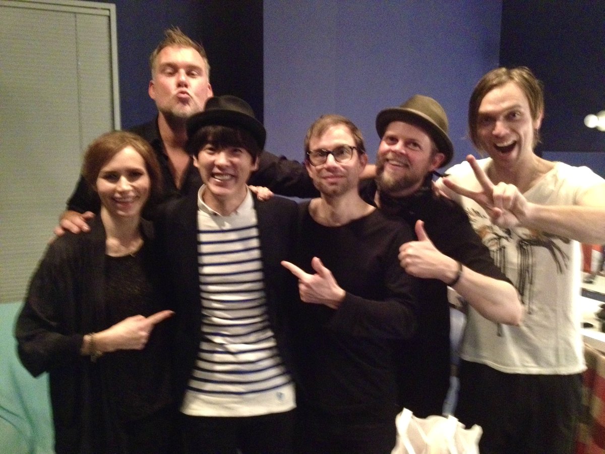 hidekikaji's tweet photo. カーディガンズが95年3月頃にプロモで初来日した時、『コーネリアスとカヒミ カリィとブリッジに会いたい』と日本のレコード会社の方に懇願してくれて、実際に会った話は何度かした事がありますが、その時の彼らのリアクションが活字になったのは初めてかも⁉️✨🇸🇪笑

渋谷系や90'sのカルチャーに興味がある方はぜひ読んでみて下さいね🍀

＊写真はカーディガンズが2013年11月に来日した時の楽屋で✨