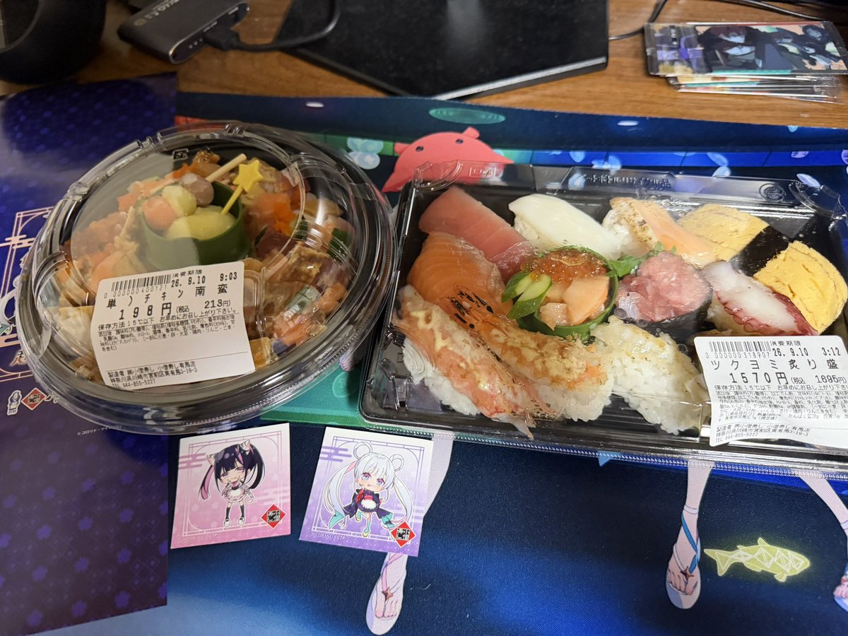 umepoker's tweet photo. 小僧寿司コラボのアクスタ枯れてて、
時すでにお寿司🍣
でも特典でヤチヨ出たからヨシ！！ https://t.co/SX6mSlVR25