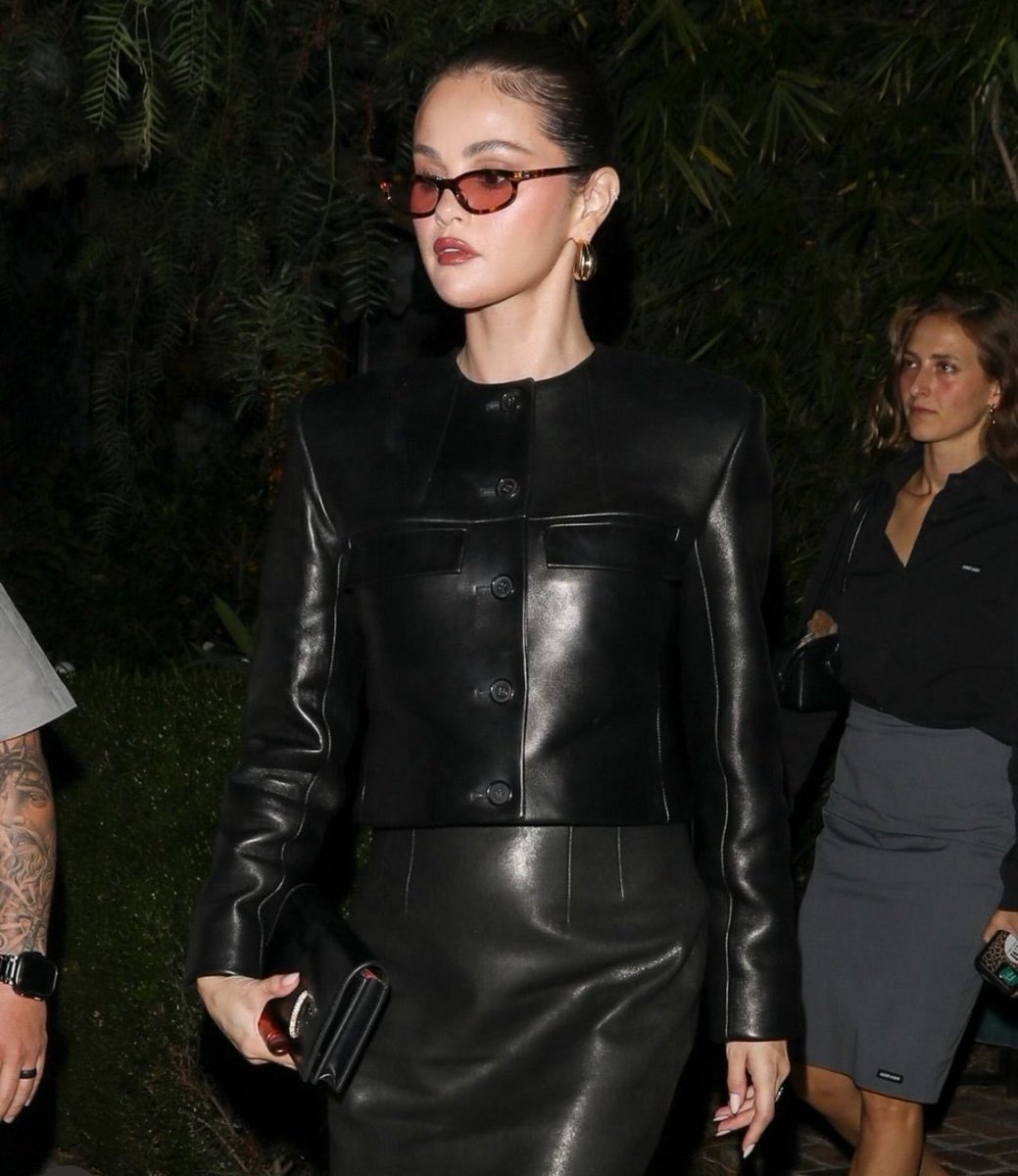 selenagomezbr's tweet photo. Maravilhosa! 

Selena Gomez recentemente em Los Angeles, saindo para um jantar com seus amigos no San Vicente Bungalows. https://t.co/n1uZqtxMwG