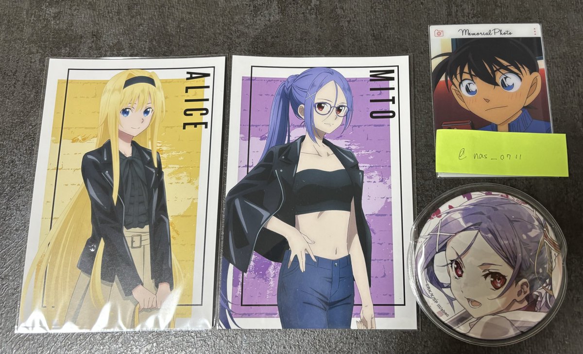 nas_0711's tweet photo. 缶バッジは、画像一番左のユージオ との交換の場合缶バッジ同士なら1対1のみ
ミニフォト風カードキリト縦⇆ミニフォト風カードユージオ 縦のみ×(縦横は○)
こちらの五枚目の画像のものとの交換も可能です。
難しいとは思いますが、ご検討頂けますと幸いです。 https://t.co/czvC1FjWBU