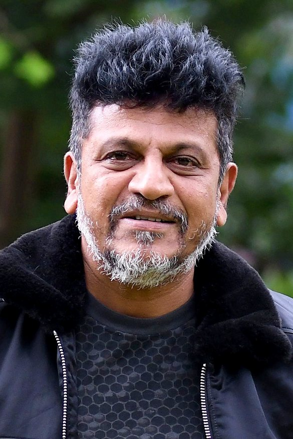 avinashmohan's tweet photo. 1. Shivanna has been issued a notice because his father's name in his voter ID is 'Late Muthuraj' - Dr. Raj Kumar's real name! https://t.co/KdWD4wklIf