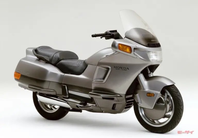 PutiMotor's tweet photo. '90 ホンダ「パシフィックコースト」

バイクらしさを主張しないフルカバードツアラー。

V型2気筒800ccエンジンは気筒当たり3バルブ・2プラグ方式、油圧式オートバルブクリアランスアジャスタを装備。

駆動もメンテナンスフリー化をねらったシャフトドライブ。

ボディ後部に左右にヘルメット2個が収納可能なリアトランクスペースを装備。

しかし、整備屋泣かせの徹底したフルカバーを支持する層はさほどいなかった。

【車重/タンク/出力/当時価格】
286kg/16L/56ps/899,000円

https://t.co/xEfWzweO50