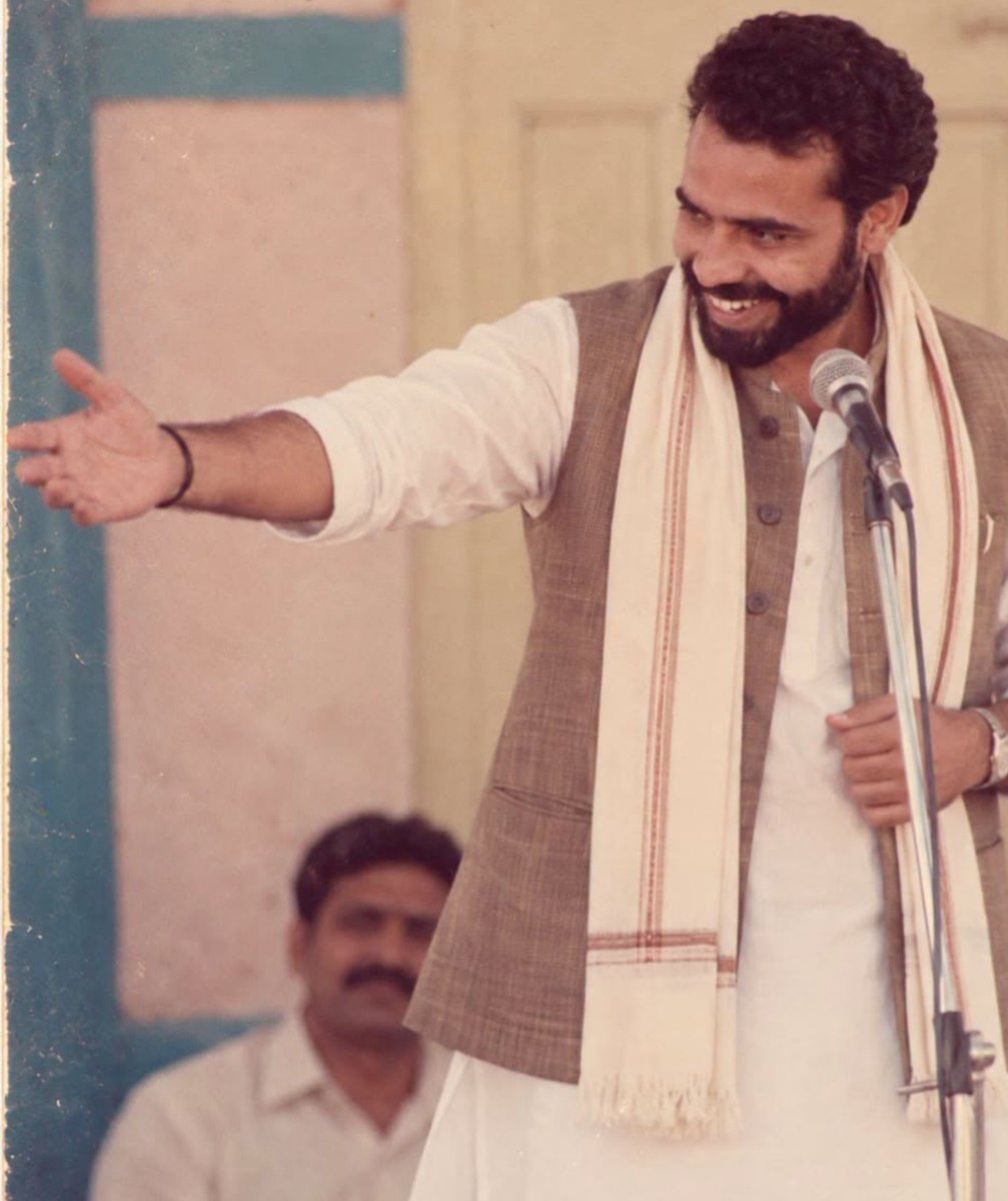 JaikyYadav16's tweet photo. अभी तक सिर्फ आम लोग ही ट्रेंड में शामिल होते थे लेकिन अब हमारे देश के बड़े नेता भी शामिल हो रहे हैं।
😀

हाल ही में Instagram पर एक 80s वाला ट्रेंड शुरू हुआ है जिसमें लोग AI को प्रॉम्प्ट देकर अपनी 80 के दशक वाली तस्वीर बनवा रहे हैं 

हैरानी की बात ये है कि कई पार्टी के हैंडलों ने भी इस ट्रेंड में भाग लिया है।

नरेंद्र मोदी जी और नेता LoP राहुल गांधी जी की तस्वीर तो पार्टी हैण्डल से आई लेकिन इनके अलावा पीयूष गोयल खुद बनाकर अपने हैंडल से डाल रहे।😂

राहुल गांधी और मोदी जी की तस्वीरों को देखकर बताइए कि कौन से नेता की तस्वीर आपको पसंद आई?