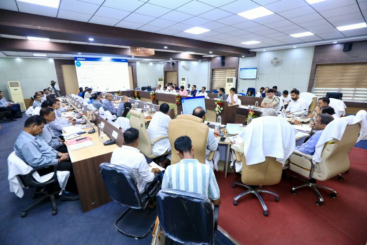 dpradhanbjp's tweet photo. ଅନୁଗୋଳ ଜିଲ୍ଲା ଏମସିଏଲର RPDAC ବୈଠକରେ ଜନସାଧାରଣଙ୍କ ସମସ୍ୟା, ଜମି ଅଧିଗ୍ରହଣ, ବିସ୍ଥାପିତଙ୍କୁ ଉଚିତ୍ କ୍ଷତିପୂରଣ, ଥଇଥାନ ଓ ରିହାବିଲିଟେସନ୍ କଲୋନୀ ଗୁଡ଼ିକର ସୁପରିଚାଳନା ସମ୍ପର୍କିତ ଗୁରୁ��୍ୱପୂର୍ଣ୍ଣ ଏଜେଣ୍ଡା ଉପରେ ଢେଙ୍କାନାଳ ସାଂସଦ ଶ୍ରୀ ରୁଦ୍ର ନାରାୟଣ ପାଣି, ତାଳଚେର ବିଧାୟକ, ଛେଣ୍ଡିପଦା ବିଧାୟକ, ଜିଲ୍ଲା ପ୍ରଶାସନ ଓ ଏମଏସିଏଲ କର୍ତ୍ତୃପକ୍ଷଙ୍କ ସହ ଆଲୋଚନା କଲୁ । 
  
ଖଣି ଅଞ୍ଚଳର ସ୍ଥାୟୀ ବିକାଶ, ବିସ୍ଥାପିତଙ୍କୁ ଉପଯୁକ୍ତ ଥଇଥାନ, ରୋଜଗାର ଓ ଆନୁଷଙ୍ଗିକ ସୁବିଧା ଯୋଗାଇ ଦେବା ପାଇଁ ଏମସିଏଲକୁ ଏକ ବ୍ୟାପକ 'ମା��୍ଟର ପ୍ଲାନ୍' ପ୍ରସ୍ତୁତ କରିବାକୁ ନିର୍ଦ୍ଦେଶ ଦିଆଯାଇଛି । ସମସ୍ୟାଗୁଡ଼ିକର 'ଓ୍ୱାନ୍ ଷ୍ଟେପ୍ ସଲ୍ୟୁସନ୍' କରିବା ପାଇଁ ଏକ 'ୱେବ୍ ପୋର୍ଟାଲ୍' ବିକଶିତ କରିବା, ଯୁବକଯୁବତୀଙ୍କୁ ଦକ୍ଷ କରିବା ପାଇଁ ଏମସିଏଲର ସେଣ୍ଟ୍ରାଲ ୱାର୍କସପ୍‌କୁ ଅପଗ୍ରେଡ୍ କରି ମାଇନିଂ ସେକ୍ଟର ପାଇଁ ଏକ 'ସେଣ୍ଟର ଅଫ୍ ଏକ୍ସିଲେନ୍ସ' ସ୍ଥାପନ କରିବା ତଥା ସିଏସଆର୍ ପାଣ୍ଠିର ସୁଦୁପଯୋଗ ଉପରେ ଗୁରୁତ୍ୱ ଦିଆଗଲା। 

ଏସସି ଓ ଏସଟି ପରିବାରଗୁଡ଼ିକର ସ୍ୱାର୍ଥ ଓ ସୁରକ୍ଷାକୁ ଡବଲ ଇଞ୍ଜିନ ସରକାର ସର���ବୋଚ୍ଚ ପ୍ରାଥମିକତା ଦେଉଛନ୍ତି । ବିଶେଷ ଭାବରେ ଅନୁଗୋଳ ଓ ତାଳଚେର ଅଞ୍ଚଳରେ ବଢ଼ୁଥିବା ପ୍ରଦୂଷଣ ନିୟନ୍ତ୍ରଣ ଓ ପରିବେଶ ସୁରକ୍ଷା ପାଇଁ ଜନସହଭାଗିତାରେ ବ୍ୟାପକ ପଦକ୍ଷେପ ନେବାକୁ ହେବ । ପ୍ରକଳ୍ପ ଦ୍ୱାରା କ୍ଷୟ ହେଉଥିବା ଜଙ୍ଗଲର କ୍ଷତିଭରଣା ପାଇଁ ଅଧିକରୁ ଅଧିକ ଜଙ୍ଗଲ ସୃଷ୍ଟି କରିବା ସହ ରାସ୍ତା ଓ ରେଳଲାଇନ୍ ନିର୍ମାଣ କରି ପରିବେଶ ଓ ସ୍ଥାନୀୟ ଭିତ୍ତିଭୂମିକୁ ସୁଦୃଢ଼ କରିବା ପାଇଁ ଚର୍ଚ୍ଚା ହେଲା ।