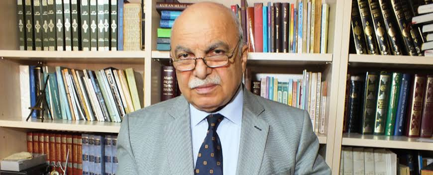OrhanaAydin's tweet photo. Bugünkü firari FETÖ'cü Suat Yıldırım. 

Alanında Türkiye'nin en meşhur ilahiyatçılarından biri. Yazdığı pek çok eser hâlâ okutuluyor. 

Gelelim FETÖ'deki hikayesine: Fethullah Gülen 1959'da Edirne'ye gittiğinde onu koruması için Edirne Müftüsü olarak atanıyor. FETÖ elebaşıyla aynı evde kalıyorlar. O tarihten bu yana FETÖ'nün Diyanet ve İlahiyat'ta kadrolaşmasını yürütüyor. (bu isimlerin pek çok TSK ve emniyette mahrem imamlık yaptı) 

Elebaşı gebermeden önce hastanede yatarken örgüt toplantılarına liderlik etti. FETÖ'nün kuruluşuna dair en çok şey bilen üç beş kişiden biridir.