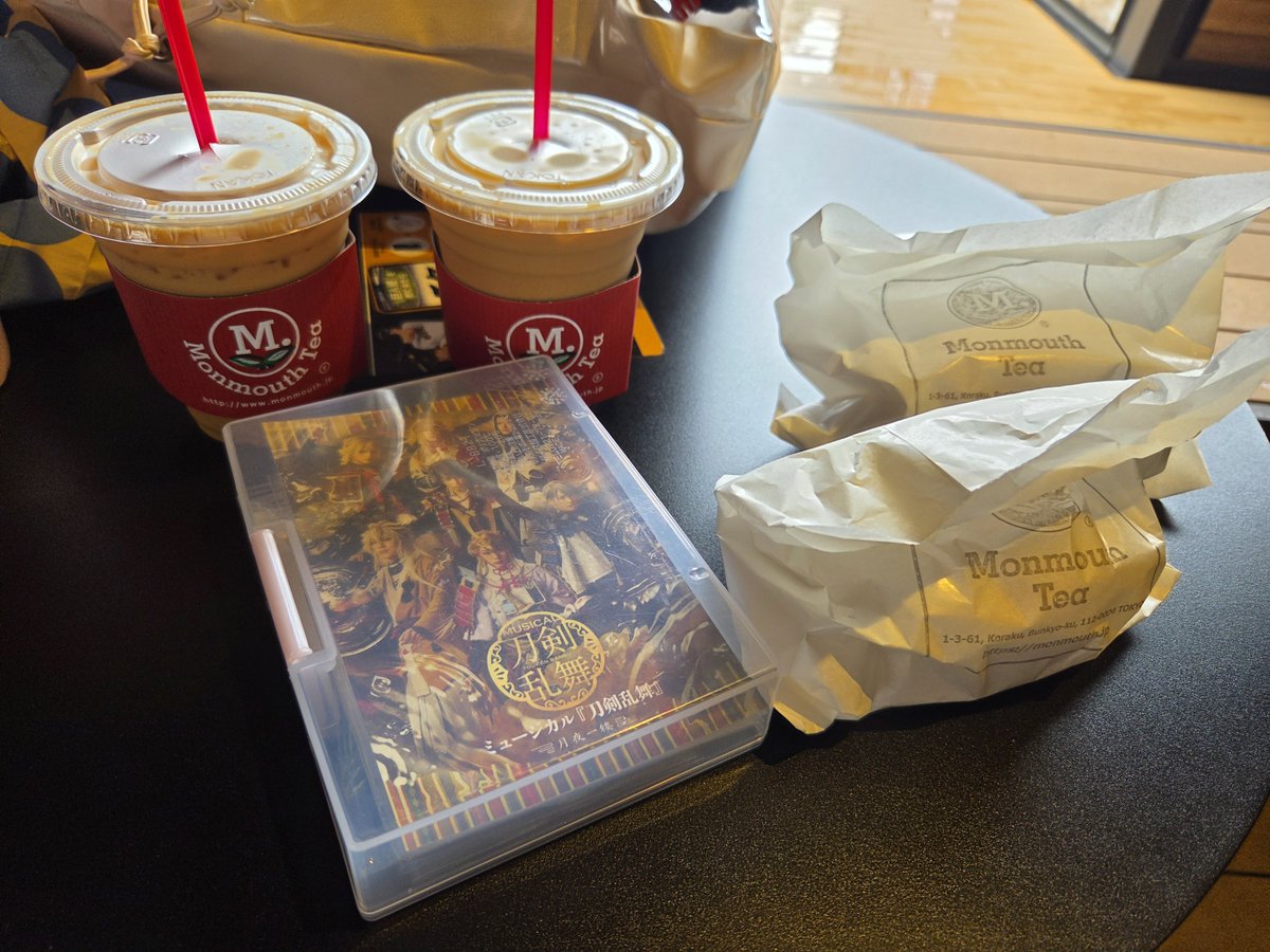 min_nim0902's tweet photo. 本日のコラボの成果。
朝イチにモンマスティーでポストカードゲット。
11時前からやってたから姫鶴のパフェ➝隣で南泉の牡蠣フライ＆ペペロンチーノでランチ➝終演後にムーンナイトソーダ、3枚全部今剣だった。
最後は雨が降ってたから写真撮り損ねたー
交換出来るかな？ https://t.co/ZvZoOYQs4M