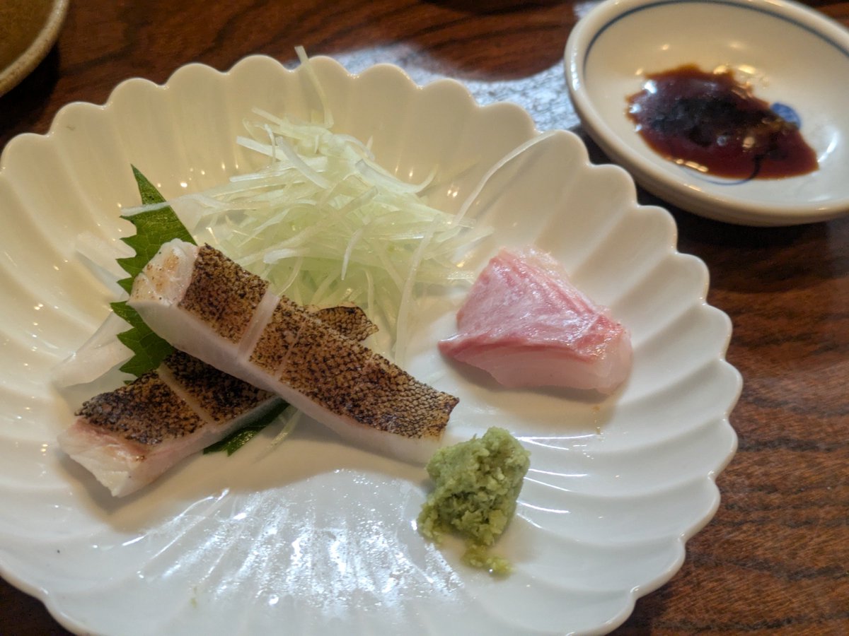 CBPVa's tweet photo. 呼び出しありそそくさと本拠地へ
イシガキダイ、脂のりが異常
お刺身、焼霜造り
腹身塩焼き
兜塩焼き
骨蒸し（敢えて煮付けではなく
） https://t.co/SdJhbiJdoG