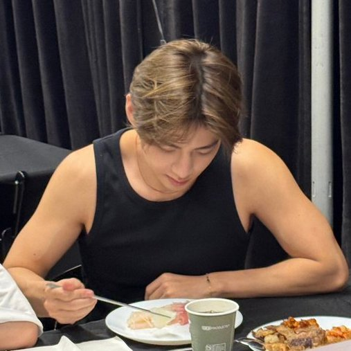 thvgaggedme's tweet photo. he has no business looking this pretty while eating https://t.co/UOZEFuuHrZ