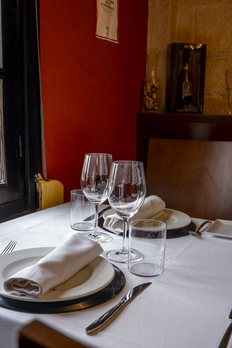 YERBAGUENA's tweet photo. ☀️🍽️ La mesa está puesta... solo faltas tú.
Reúne a la familia, a los amigos o a esa persona especial y disfruta de la experiencia. 💚
#Yerbagüena #BuenTiempo #Restaurante #Tapeo #DisfrutaElMomento #Campillos https://t.co/Fz7ry96Tev