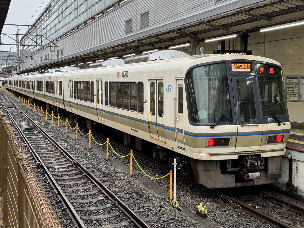 nao221ab's tweet photo. 折角京都まで来たので好きな車両である221系電車に乗って満足してきました。
新幹線で帰りますが昨日みたいに雨が心配だな…夕飯は来年引退予定の500系新幹線引退記念弁当にしました。 https://t.co/wy4VqxjcEa