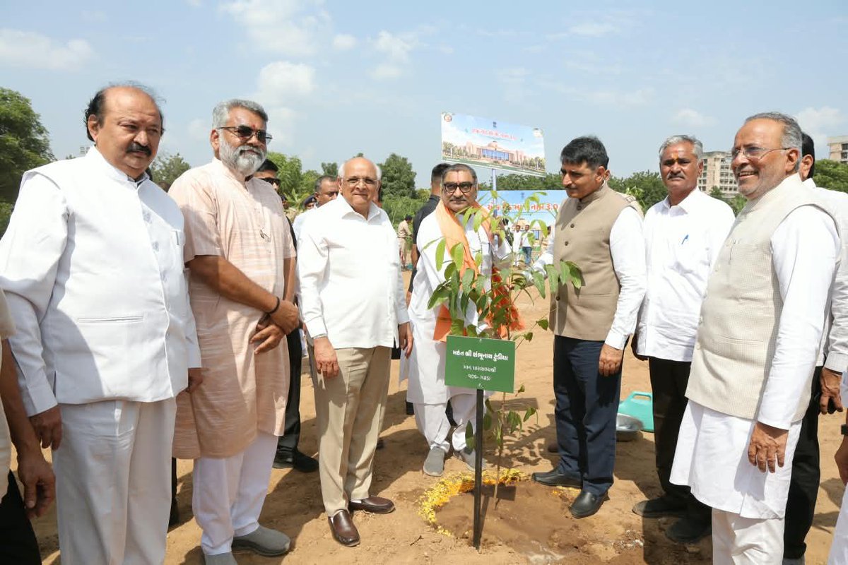 Bhupendrapbjp's tweet photo. આદરણીય વડાપ્રધાન શ્રી @narendramodi જીના પ્રેરણાદાયી આહવાનથી શરૂ થયેલ ‘એક પેડ માઁ કે નામ’ અભિયાન અંતર્ગત આજે ગાંધીનગર સચિવાલય પરિસરમાં પૂજ્ય બાપુની પ્રતિમા સમક્ષ વૃક્ષારોપણ કર્યું. 🌱 

આ અવસરે, વિધાનસભાના માનનીય અધ્યક્ષ શ્રી શંકરભાઈ ચૌધરી, નાયબ મુખ્યમંત્રી શ્રી હર્ષભાઈ સંઘવી, મંત્રીમંડળના સાથીઓ તેમજ સૌ ધારાસભ્યશ્રીઓએ એકસાથે ઉપસ્થિત રહી પીપળો, કદમ, અર્જુન સાદડ, બોરસલી જેવાં પરંપરાગત વૃક્ષો વાવ્યા અને ગ્રીન કવર વધારવાનો સંકલ્પ લીધો.

વિધાનસભાના આંગણે આ બહુ જ સુંદર પહેલ આજે થઈ તે અત્યંત આનંદની વાત છે. આજે રોપાયેલાં આ વૃક્ષો માત્ર પરિસરની હરિયાળી જ નહીં વધારે, પરંતુ વિધાનસભા પરિસરની ઓળખ બનશે.. છાંયડો આપશે.. પંખીઓને આશરો આપશે.

આ ધરતી માતાના ઋણનું એક નાનકડું ચૂકવણું છે.. આ આવનારી પેઢીઓ માટે શુદ્ધ પ્રાણવાયુનું વચન છે.

આવો, આપણી માતા અને પ્રકૃતિ પ્રત્યે કૃતજ્ઞતા વ્યક્ત કરવા આપણે સૌ પણ આ અભિયાનનો હિસ્સો બનીએ અને ઓછામાં ઓછું એક વૃક્ષ અવશ્ય વાવી તેનું જતન કરીએ. 

#EkPedMaaKeNaam