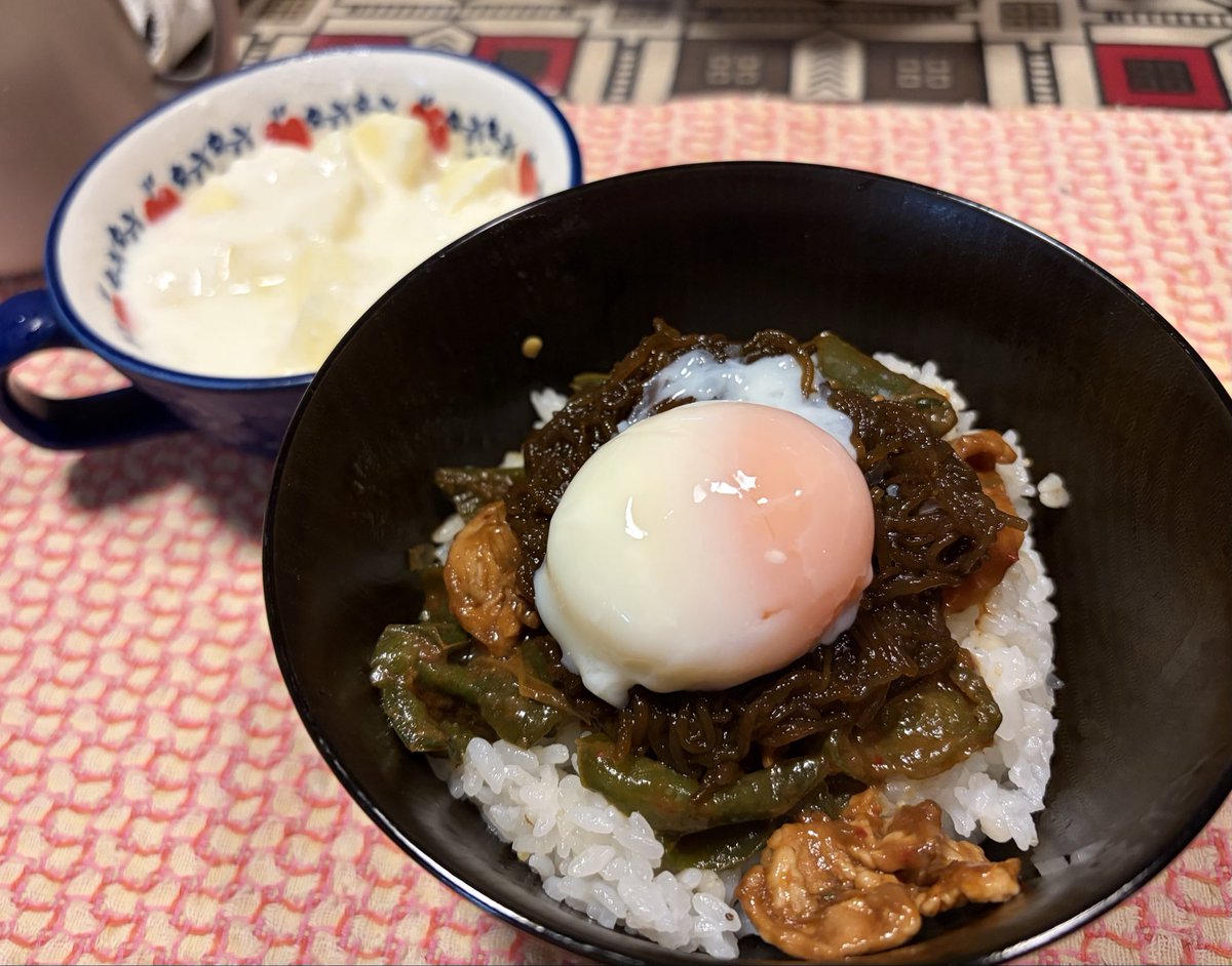 yukatf's tweet photo. 献立: 残り物丼、ヨーグルト https://t.co/MC6fJOlZTN