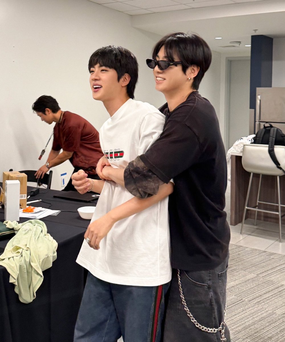 JUNG9795_'s tweet photo. janji gak nangis 😭😭😭
seokjin.. liat adek lu dah gede bgt bangg :(( https://t.co/u1tRFk5CIR