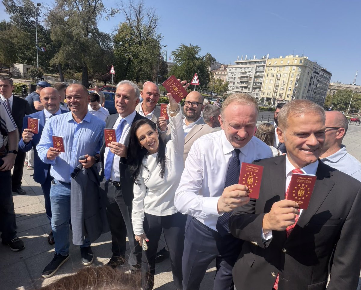 MarinikaTepic's tweet photo. Krećemo u borbu za
EVROPSKU SRBIJU!

Pravda dolazi!
Da se zna red!
Nulta tolerancija za korupciju!
Da živimo normalno!
🇷🇸🇪🇺

@SlobodaIPravda sa saborcima
@Srbija_centar @ZdravkoPonos 
@solidarnost25 @gjesic ✊ https://t.co/MohEntEXQr